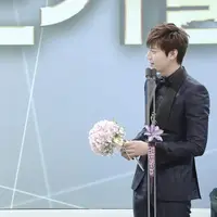 Rupanya Park Shin Hye diam-diam mengidolakan Lee Min Ho hingga memiliki kartu bergambar wajah lawan mainnya di drama The Heirs itu.