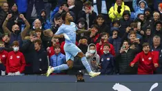 Pemain Manchester City Raheem Sterling melakukan selebrasi usai mencetak gol ke gawang Wolverhampton Wanderers lewat tendangan penalti pada pertandingan sepak bola Liga Inggris di Etihad Stadium, Manchester, Inggris, 11 Desember 2021. Manchester City menang 1-0. (Martin Rickett/PA via AP)