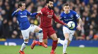 Aksi Mohamed Salah lewati dua pemain Everton pada laga lanjutan Premier League yang berlangsung di Stadion Goodison Park, Liverpool, Minggu (3/3). Liverpool imbang 0-0 kontra Everton. (AFP/Oli Scarff)