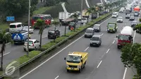 Jalan Tol Lingkar Luar Pondok Pinang-TMII, TB Simatupang, Jakarta, Kamis (25/2). (Liputan6.com/Yoppy Renato)