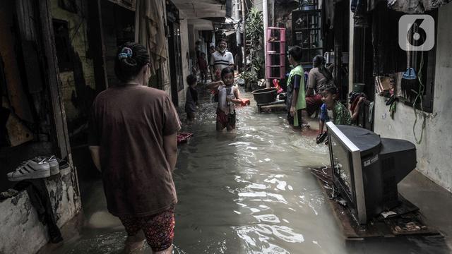 <span>Anak-anak bermain air saat banjir merendam permukiman warga di kawasan Kemang Timur XI, Jakarta Selatan, Minggu (21/2/2021). Warga berharap pemerintah segera memperbaiki longsor agar banjir tidak berkepanjangan. (merdeka.com/Iqbal S. Nugroho)</span>