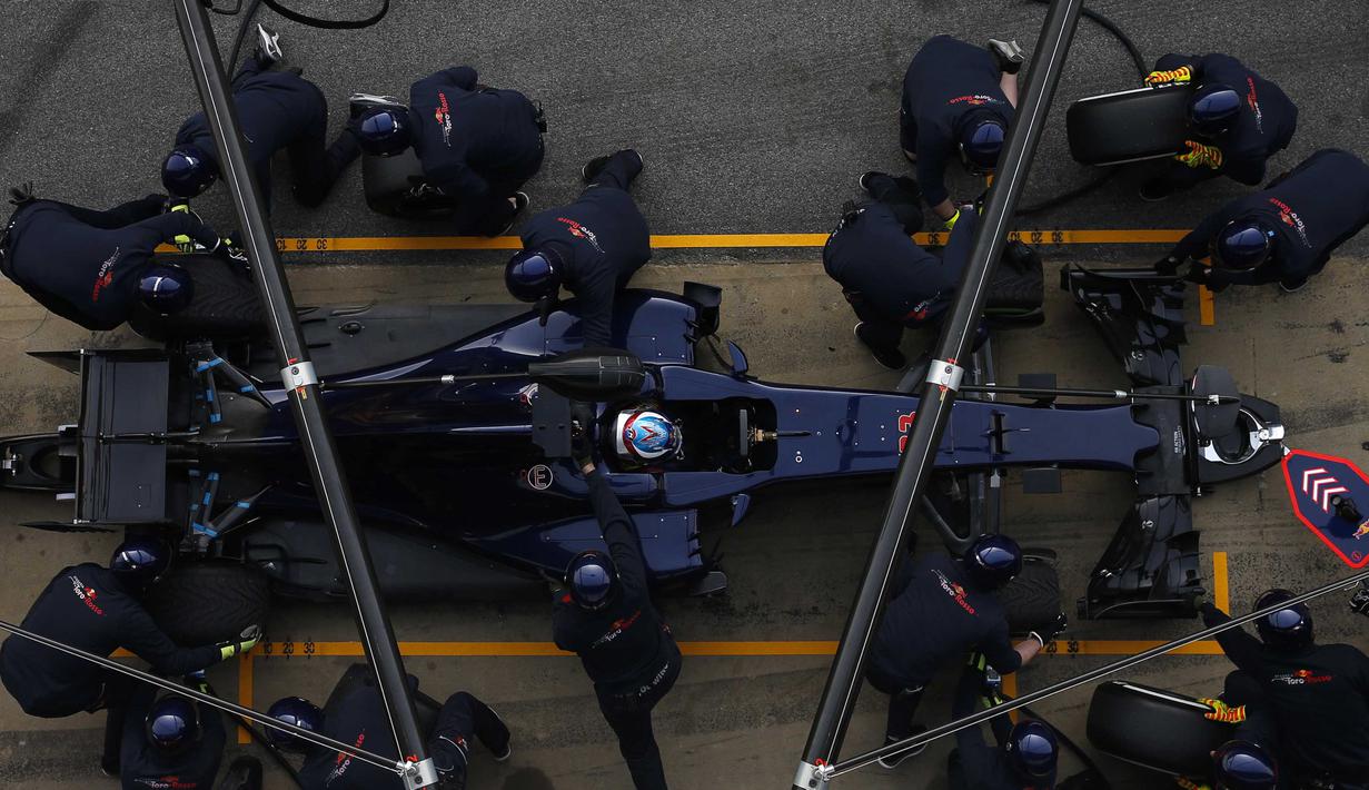 Pebalap F1 Toro Rosso,  Max Verstappen, mencatat waktu tercepatnya 1 menit 25,393 detik dalam sesi pertama hari ke-4 tes pramusim di Sirkuit Catalunya, Barcelona, Spanyol, Kamis (25/2/2016). (Reuters/Sergio Perez)