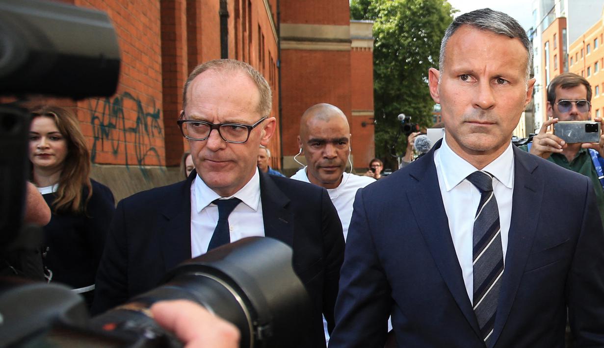 Ryan Giggs meninggalkan Pengadilan Mahkota Manchester Minshull Street, di Manchester (8/8/2022). Pelatih berusia 48 tahun, yang hingga saat ini menjabat sebagai pelatih tim nasional Wales, mengaku tidak bersalah atas dakwaan yang diancam hukuman penjara maksimal lima tahun. (AFP/Lindsey Parnaby)