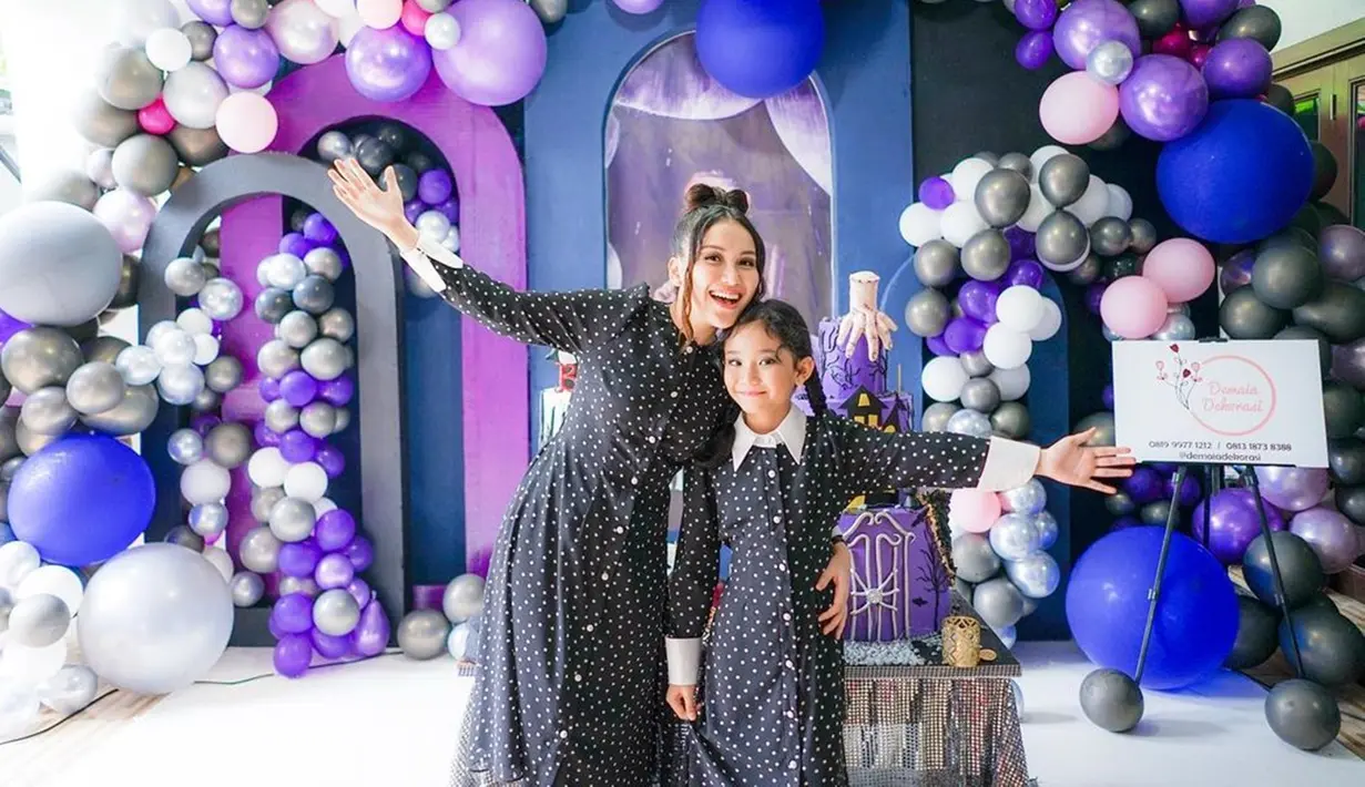 Ayu Ting Ting dan Bilqis sendiri memang kerap tampil kompak. Bahkan, dalam perayaan ulang tahun Bilqis beberapa waktu lalu keduanya kompak memakai dress dengan tema film Wednesday. (Liputan6.com/IG/@ayutingting92)