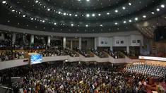 Umat Kristiani mengenakan masker saat menghadiri kebaktian Paskah di Yoido Full Gospel Church, Seoul, Korea Selatan, Minggu (17/4/2022). Gereja menggelar kebaktian Paskah dengan dihadiiri 70 persen dari kapasitas jemaah untuk mencegah penularan virus corona COVID-19. (AP Photo/Lee Jin-man)