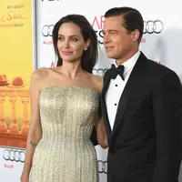 Berita perceraian Angelina Jolie dan Brad Pitt nampaknya tak akan usai, setelah ada beberapa kasus sebelumnya, kini muncul kabar baru yaitu penemuan beberapa foto wanita lain di ponsel Brad Pitt oleh Jolie. (AFP/Bintang.com)