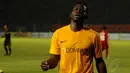 Ekspresi Louis Saha saat gagal menjebol gawang Legenda Indonesia yang dikawal Hendro Kartiko saat berlaga di Stadion GBK Jakarta, (7/6/2014). (Liputan6.com/Helmi Fithriansyah)