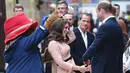 Pangeran William melihat Kate Middleton berdansa dengan seorang aktor berkostum Paddington di stasiun kereta Paddington, London, Senin (16/10). Kate dan William datang bersama Pangeran Harry, serta beberapa pemain film Paddington 2 (Chris J Ratcliffe/AFP)