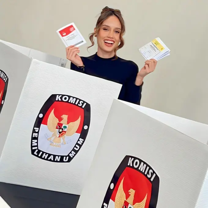 Cinta Laura nyoblos di New York. [Foto: Instagram/claurakhiel]