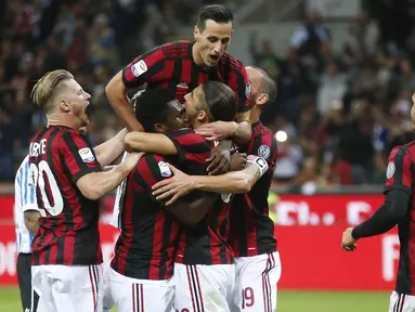 Para pemain AC Milan, merayakan gol yang dicetak oleh Ricardo Rodriguez ke gawang SPAL pada laga Serie A Italia di Stadion San Siro, Rabu (20/9/2017). AC Milan menang 2-0 atas SPAL. (AP/Antonio Calanni)