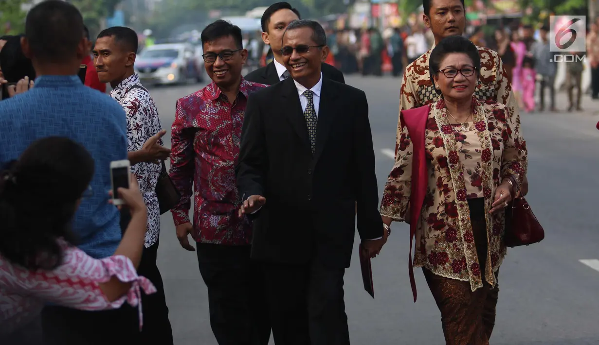 Mantan Menteri BUMN Dahlan Iskan beserta istri menuju Gedung Graha Saba Buana, Solo, Rabu (8/11). Sejumlah tokoh nasional dan pejabat menghadiri Ijab Kabul pernikahan putri Presiden Jokowi, Kahiyang Ayu dengan Bobby Nasution (Liputan6.com/Angga Yuniar)