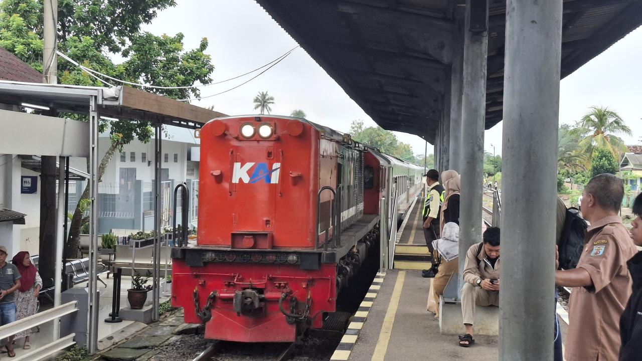 Kereta Api Kualastabas tiba di Stasiun Blambangan Umpu berangkat dari Stasiun Baturaja dengan tujuan Stasiun Tanjungkarang. Foto : (Liputan6.com/Ardi).