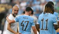 Manajer Manchester City asal Spanyol Pep Guardiola bereaksi dengan gelandang Inggris Phil Foden pada akhir pertandingan sepak bola Grup D Piala Dunia Antarklub 2025 antara Juventus Italia dan Manchester City Inggris di stadion Camping World di Orlando pada 26 Juni 2025. (PATRICIA DE MELO MOREIRA / AFP)