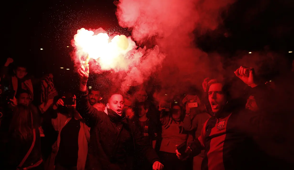 Suporter FC Barcelona menyalakan flare saat merayakan keberhasilan timnya meraih gelar juara La Liga Santander di Las Ramblas, Barcelona, (29/4/2018). Barcelona juara setelah menang 4-2 atas Deportivo. (AP/Manu Fernandez)