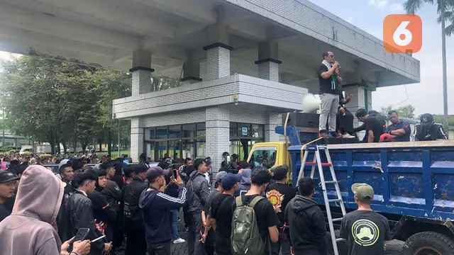 Massa aksi setop dugaan pungli demonstrasi di gerbang PT GSI Cikembar, Sukabumi (Liputan6.com/Fira Syahrin).