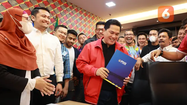 Foto: Kaesang dan Artis Ibukota Dampingi Erick Thohir Daftar Sebagai Calon Ketua Umum PSSI