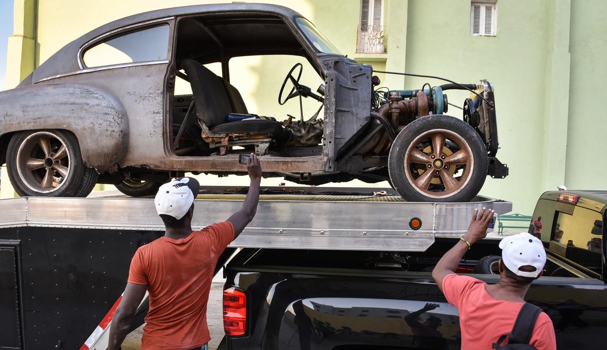 Salah satu Mobil tua yang akan  digunakan sebagai pelengkap syuting film Fast and Furious 8 di Havana, Kuba (28/4). Pembuatan film Fast & Furious 8 membuat warga Kuba antusias berdatangan ke lokasi syuting. (AFP PHOTO/ADALBERTO ROQUE)