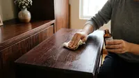 8 Cara Menyamarkan Goresan pada Furnitur Kayu Gelap agar Tampak Seperti Baru