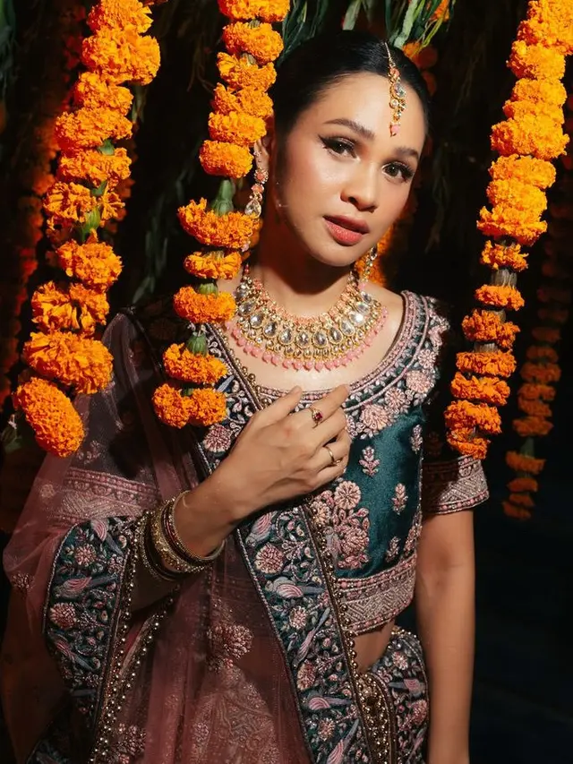 Andien Aisyah Dibalut Pakaian Leheng khas India saat Festival Diwali. @andienaisyah]