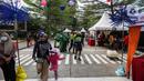 Warga mengunjungi UMKM Bazaar Kuliner di kawasan Jakarta, Minggu (26/6/2022). Bazar ini diselenggarakan dalam rangkaian perayaaan HUT ke-495 DKI Jakarta. (Liputan6.com/Johan Tallo)
