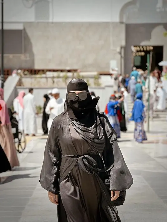 Selain menjalankan ibadah umrah, Aurel juga membagikan potret ke tempat bersejarah dengan menggunakan cadar. Potret Aurel dengan mengenakan hitam-hitam mengunjungi Masjid Quba. [Instagram/aurelie.hermansyah]