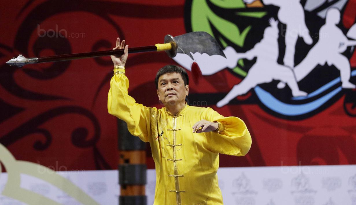 Atlet Wushu beraksi pada Kejuaraan Nasional Wushu di Sport Mall Britama Arena Kelapa Gading,Jakarta, Sabtu, (28/10/2017). Ajang tersebut juga sebagai test event Asian Games XVIII 2018. (Bola.com/M Iqbal Ichsan)