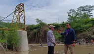 Anies Baswedan saat meninjau jembatan putus di Bantargadung Kabupaten Sukabumi. (Liputan6.com/Fira Syahrin).