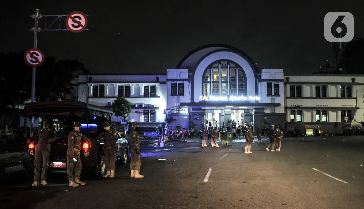 Suasana saat petugas Satpol PP menertibkan pedagang di kawasan Kota Tua, Jakarta, Kamis (31/12/2020). Penertiban tersebut dilakukan guna mencegah kerumunan seiring larangan bagi warga merayakan malam Tahun Baru di Kota Tua di tengah pandemi COVID-19. (merdeka.com/Iqbal S. Nugroho)