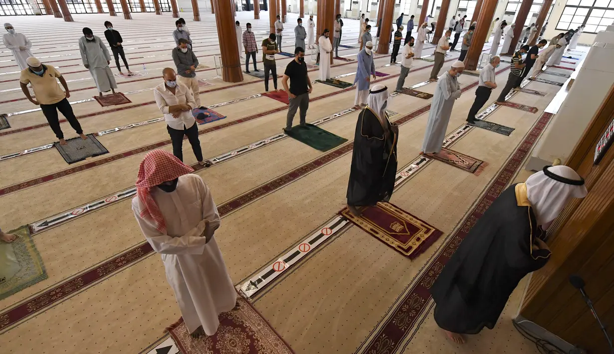 Jemaah menjaga jarak ketika salat di sebuah masjid di Sharjah setelah Uni Emirat Arab membuka kembali tempat-tempat ibadah pada Rabu (1/7/2020). Sebelumnya UEA menghentikan sementara salat berjemaah di masjid-masjid dan tempat ibadah lainnya untuk menghentikan penyebaran Covid-19. (KARIM SAHIB/AFP)