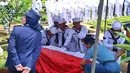 Keluar dari rumah duka, peti yang berisi jenazah Amoroso telah tertutup rapi. Dengan dibalut bendera merah putih. Sebelum berangkat disalatkan, diadakan upacara pelepasan. (Nurwahyunan/Bintang.com)