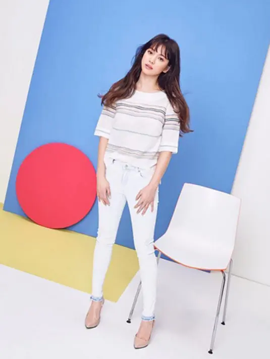 Sayangnya, dalam foto tersebut Song Hye Kyo hanya sorang diri. Tak terlihat Song Joong Ki  di sisinya untuk berfoto bersama. Tampilannya yang sederhana justru menampilkan aura cantiknya yang sesungguhnya. (Instagram/kyo1122)