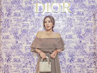 Pemilik nama lengkap Kadek Maharani Kemala Dewi baru saja menghadiri acara brand ternama, Dior. Ia tampil cantik dan anggun mengenakan dress panjang berwarna coklat nude. (Liputan6.com/IG/@maharanikemala)