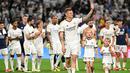 Pemain Real Madrid, Toni Kroos (tengah) bersama anak-anaknya saat melakukan perpisahan setelah laga Liga Spanyol 2023/2024 melawan Real Betis di Santiago Bernabeu, Madrid, Spanyol, Minggu (26/05/2024) dini hari WIB. Kroos memutuskan untuk pensiun dari sepak bola setelah Euro 2024 nanti. (AFP/Javier Soriano)