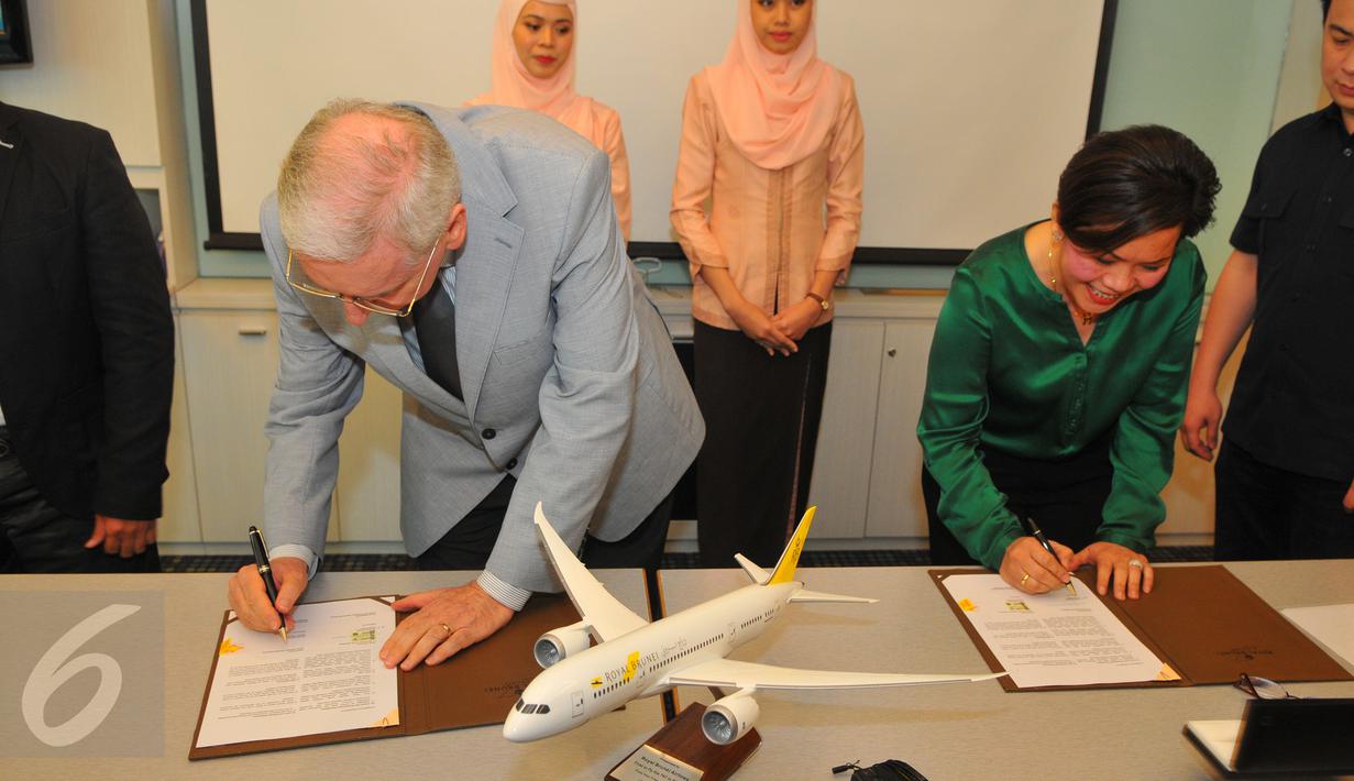 Penandatangan kerjasama antara Indosiar dengan Royal Brunei Airlines, Jakarta, Senin (16/11/2015). Royal Brunei Airlines mengaku bangga bisa menjadi sponsor program D'Academy Asia. (Liputan6.com/Faisal R Syam)