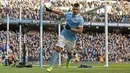 Penyerang Manchester City, Sergio Aguero, merayakan gol yang dicetaknya ke gawang Aston Villa. Gol-gol City dicetak oleh Yaya Toure, Raheem Sterling dan dua gol Sergio Aguero. (Reuters/Jason Cairnduff)