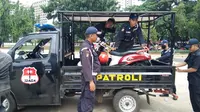 Petugas keamanan Stadion Utama Gelora Bung Karno mengangkut motor yang parkir sembarangan jelang pertandingan Timnas Indonesia vs Islandia. (Liputan6.com/Cakrayuri Nuralam)