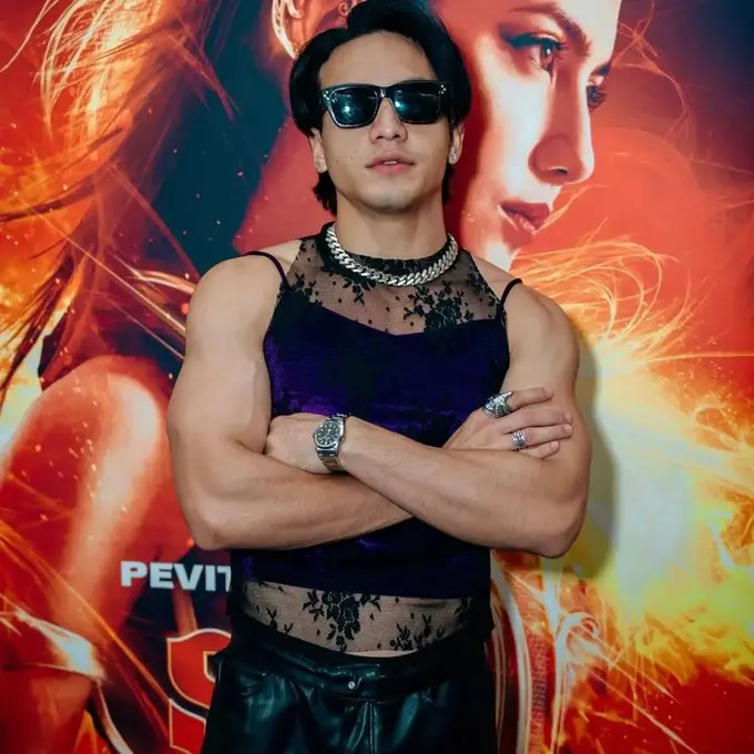6 Potret Jefri Nichol Bergaya Genderless Fashion di Gala Premiere Sri Asih, Curi Perhatian Pakai Tanktop