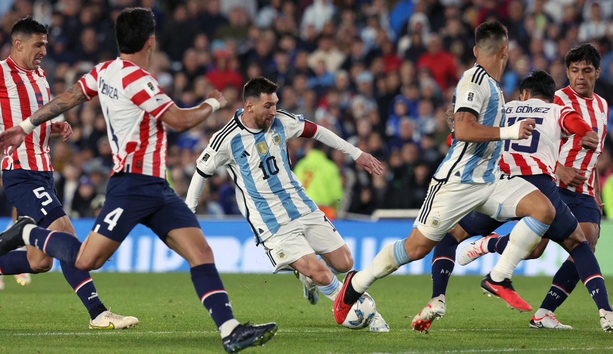 Aksi pemain Timnas Argentina, Lionel Messi (tengah), yang berusaha mengontrol bola saat pertandingan Kualifikasi Piala Dunia 2026 zona CONMEBOL melawan Paraguay di Stadion Mas Monumental, Jumat (13/10/2023) pagi WIB. Lionel Messi baru bermain pada menit ke-53 menggantikan Julian Alvarez. (AFP/Juan Mabromata)