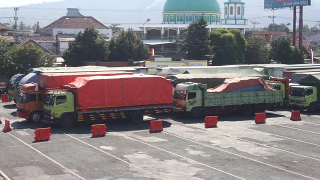 Polisi Urai Macet di Pelabuhan Ketapang