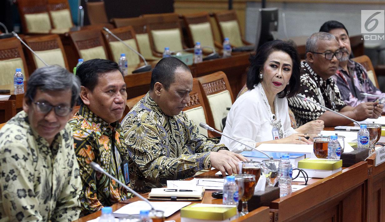 Ketua Pansel Capim KPK Yenti Garnasih didampingi anggota melakukan Rapat Dengar Pendapat Umum (RDPU) dengan Komisi III DPR di Kompleks Parlemen, Jakarta, Senin (9/9/2019). Rapat terkait dengan dimulainya uji kelayakan dan kepatutan atau fit and proper test capim KPK. (Liputan6.com/Johan Tallo)