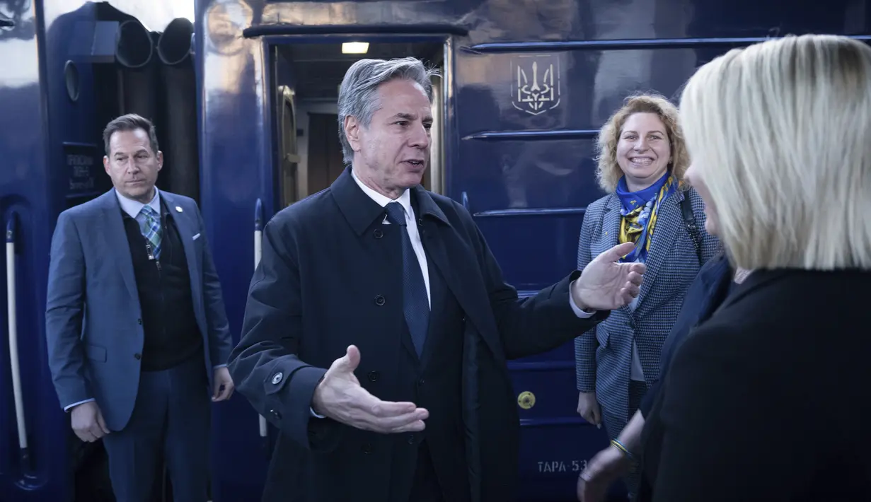 Diplomat tertinggi AS tersebut akan bertemu dengan Presiden Ukraina Volodymyr Zelensky dan menyampaikan pidato pada hari Selasa untuk menyoroti dukungan AS yang terus berlanjut untuk Ukraina di seluruh bidang. (Brendan Smialowski/Pool Photo via AP)