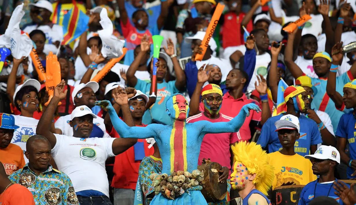 Sejumlah suporter Republik Demokratik Kongo bersorak mendukung timya sebelum pertandingan Togo melawan DR Kongo pada grup C Piala Afrika 2017 di Port-Gentil pada 24 Januari 2017. (AFP Photo/Justin Tallis)