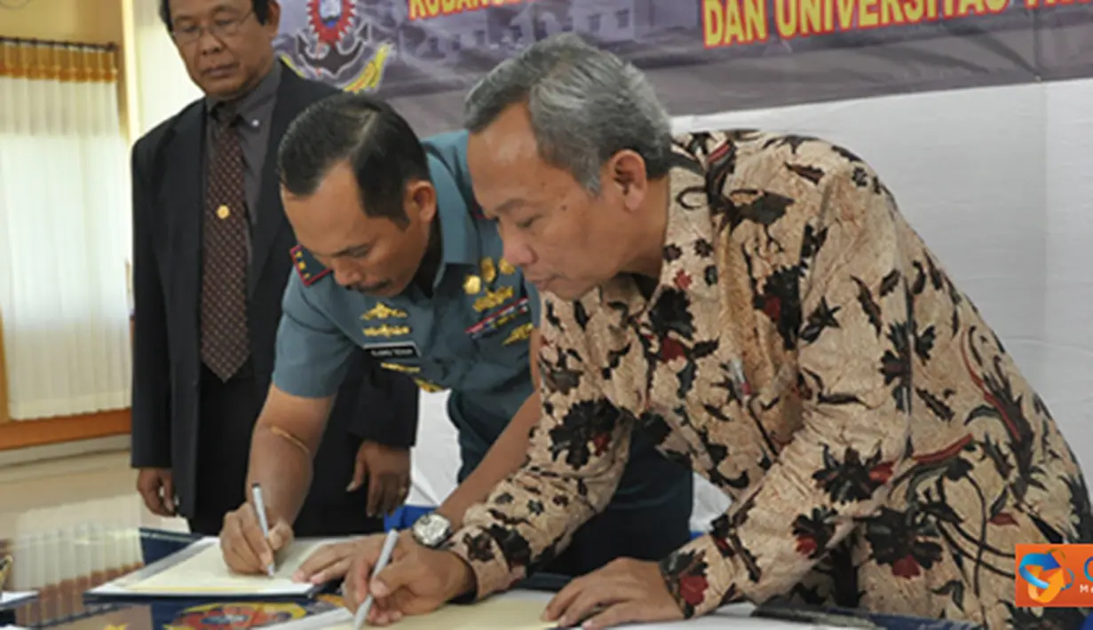 Citizen6, Surabaya: Penandatanganan naskah PKS oleh Kobangdikal Laksma TNI Djoko Teguh Wahojo dengan Rektor UTM Prof. Dr. Ir. H. Arifin. (Pengirim: Kobangdikal).