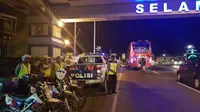 Polisi antisipasi massa yang akan berangkat ke Jakarta dengan menggelar penyekatan di Jalur Pantura Brexit, Senin (17/4/2017) malam. (Liputan6.com/Fajar Eko Nugroho)
