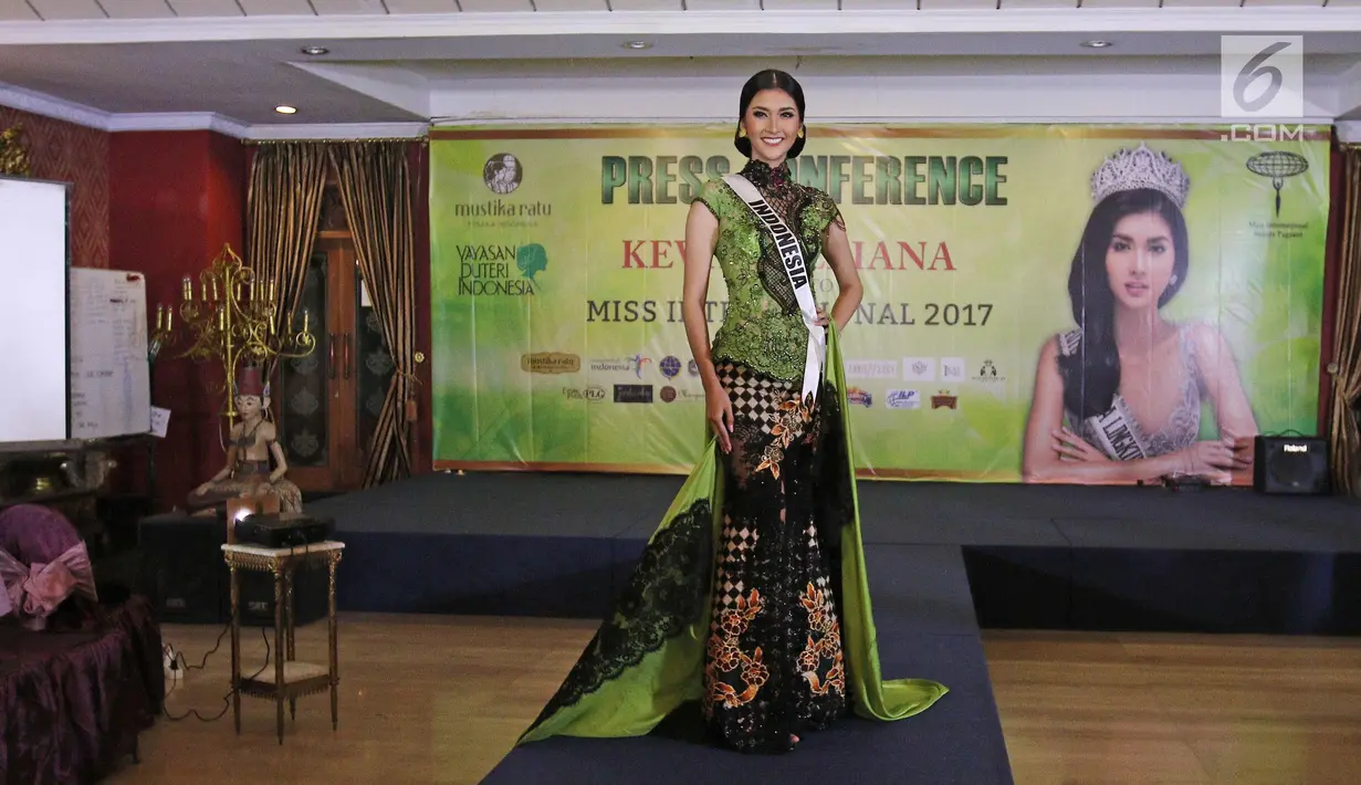 Puteri Indonesia Lingkungan 2017 Kevin Lilliana menunjukkan gaun miliknya untuk Miss International 2017, Jakarta, Rabu (18/10). Perempuan asal Bandung ini akan mengenakan busana bertemakan Mbok Jamu and Secret Potion. (Liputan6.com/Herman Zakharia)