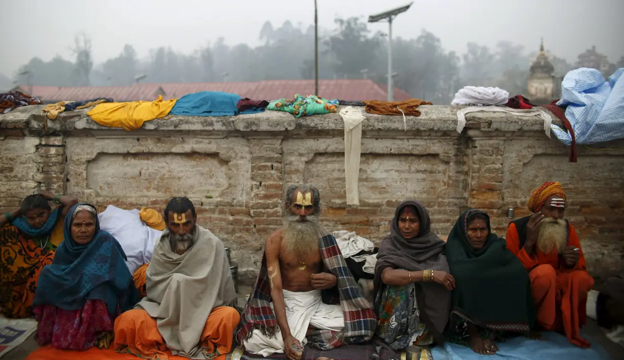 Para Sadhus dan umat Hindu lainnya duduk di Kuil Pashupatinath, Kathmandu , Nepal, (6/3). Festival ini didedikasikan untuk dewa Siwa. (REUTERS / Navesh Chitrakar)