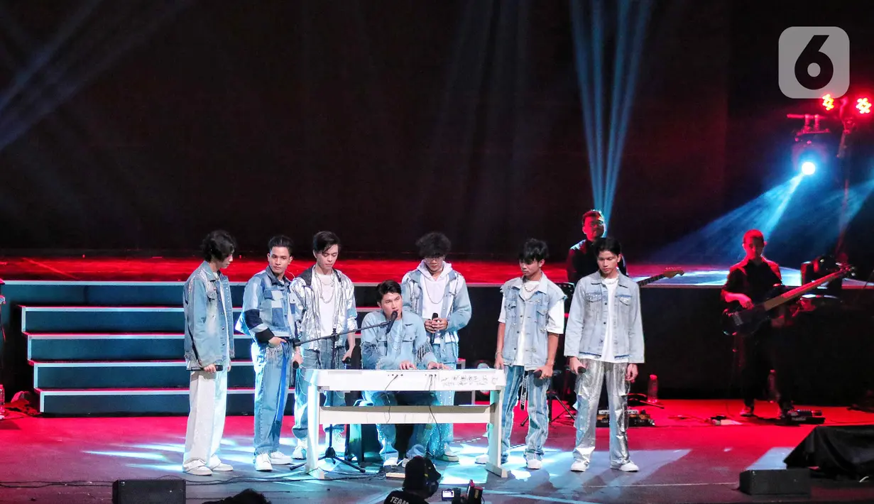 Boyband asal Indonesia, UN1TY saat menghibur para penggemar mereka di Jakarta, Sabtu (17/12). UN1TY menggelar konser tunggal pertama kalinya yang bertajuk “UN1VERSARY: The Show”. (Liputan6.com/Angga Yuniar)