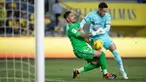 Pemain Barcelona, Vitor Roque berebut bola dengan kiper Las Palmas, Alvaro Valles pada laga lanjutan Liga Spanyol 2023/2024 di Gran Canaria stadium, Las Palmas, Spanyol, Jumat (05/01/2024) dini hari WIB. Ini merupakan penampilan pertama Roque bersama Blaugrana. (AFP/Desiree Martin)