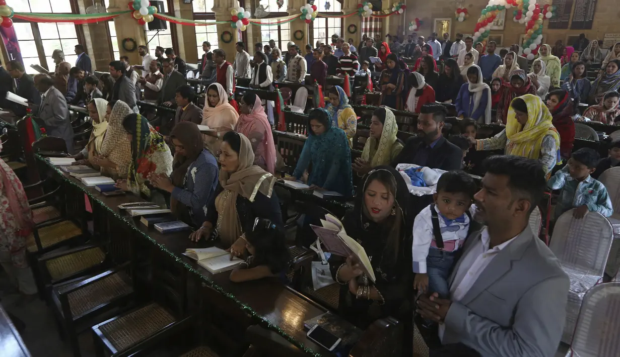 Umat Kristen melaksanakan Misa Natal di sebuah gereja di Karachi, Pakistan, Rabu (25/12/2019). Berdasarkan sensus penduduk pada tahun 1998, umat Kristen di Pakistan berjumlah sekitar satu persen dari keseluruhan penduduk. (AP Photo/Fareed Khan)