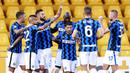 Para pemain Inter Milan merayakan gol yang dicetak oleh Roberto Gagliardini ke gawang Benevento pada laga Liga Italia di Stadion Ciro Vigorito, Rabu (30/9/2020). Inter Milan menang dengan skor 5-2. (Alessandro Garofalo/LaPresse via AP)